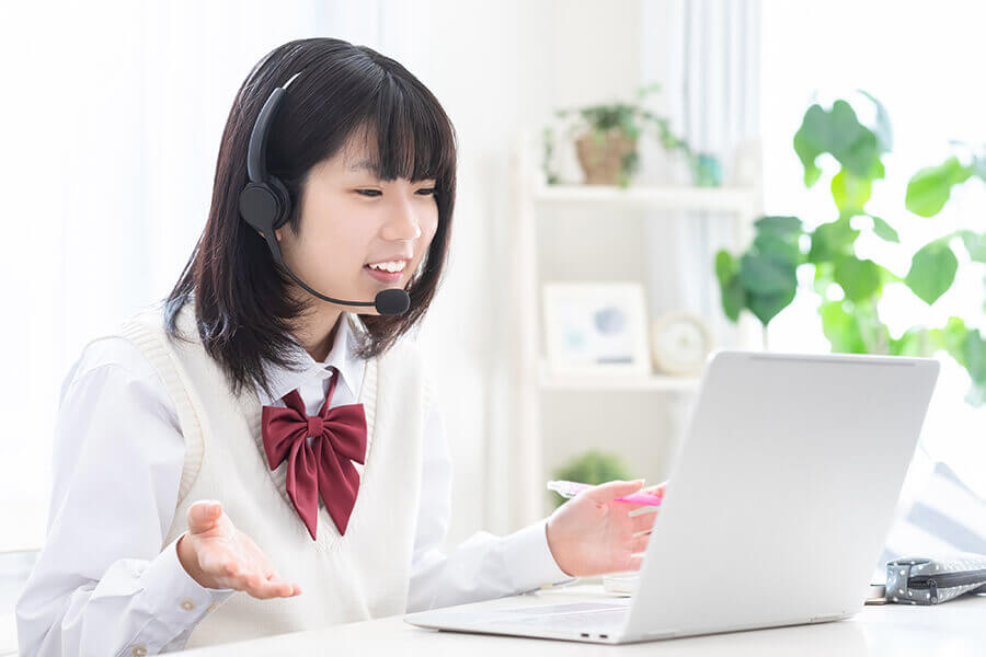 オンライン個別指導で集中して学ぶ様子