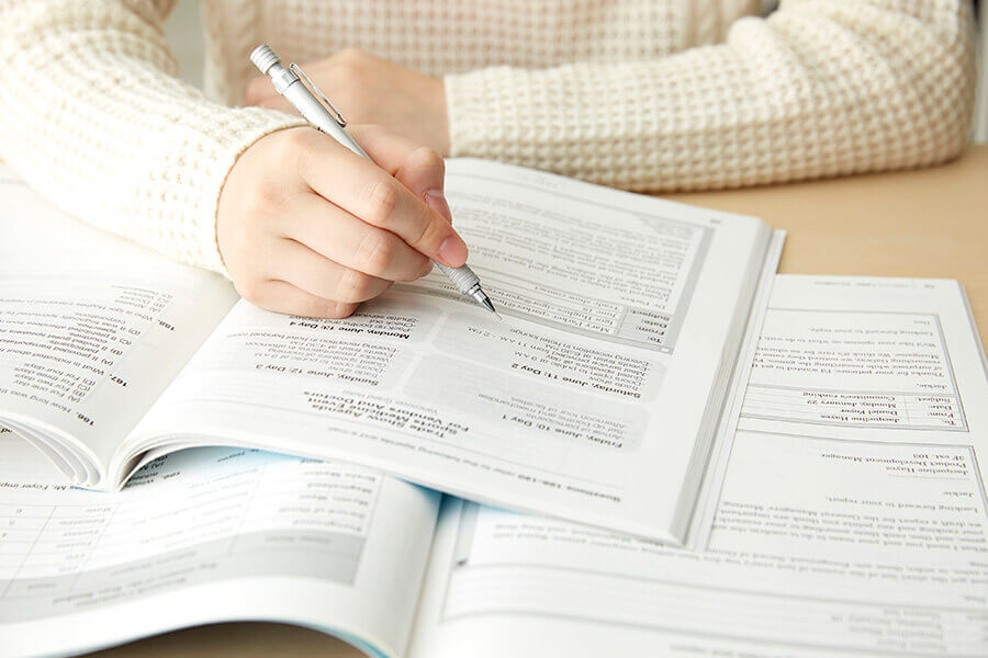 自分の教科書や問題集を使ってレッスンを受ける様子